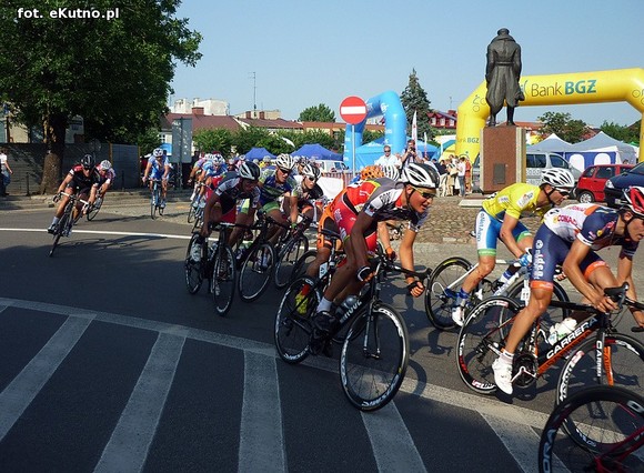 Kolarze na mecie w Kutnie