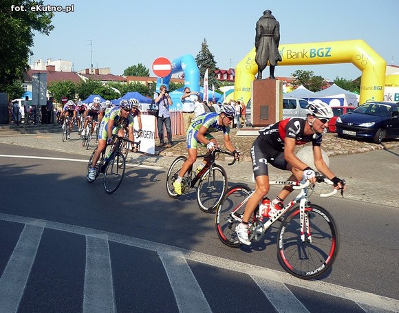 Kolarze na mecie w Kutnie