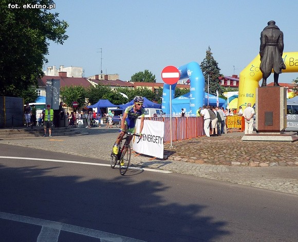 Kolarze na mecie w Kutnie