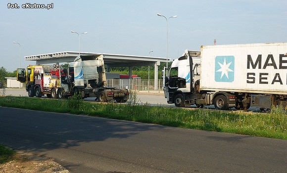 TIR skosił hydrant na ul. Wschodniej. Hoop nie ma wody