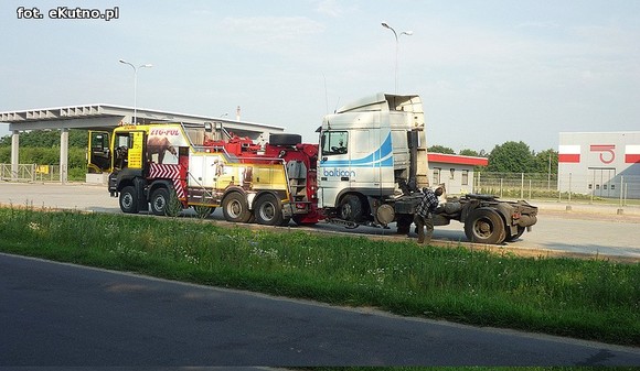 TIR skosił hydrant na ul. Wschodniej. Hoop nie ma wody