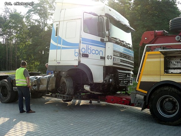 TIR skosił hydrant na ul. Wschodniej. Hoop nie ma wody