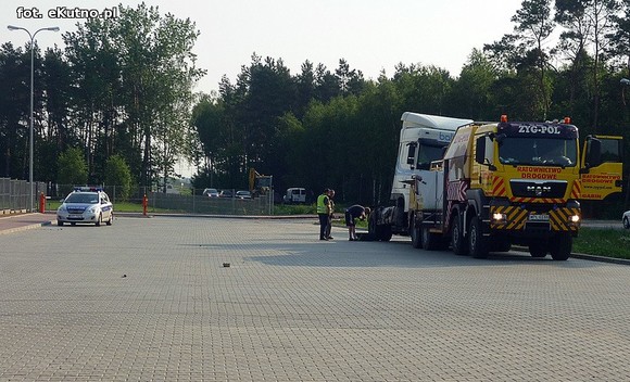 TIR skosił hydrant na ul. Wschodniej. Hoop nie ma wody