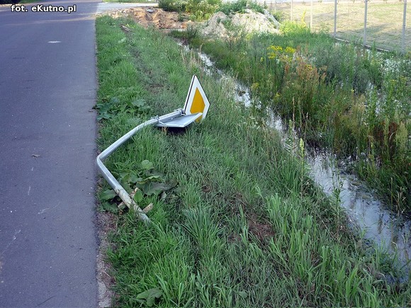 TIR skosił hydrant na ul. Wschodniej. Hoop nie ma wody