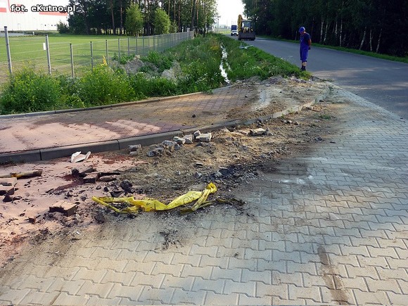 TIR skosił hydrant na ul. Wschodniej. Hoop nie ma wody