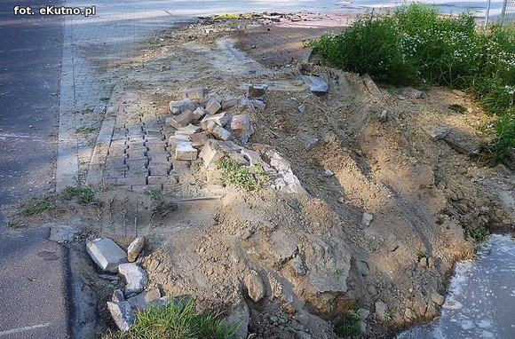 TIR skosił hydrant na ul. Wschodniej. Hoop nie ma wody