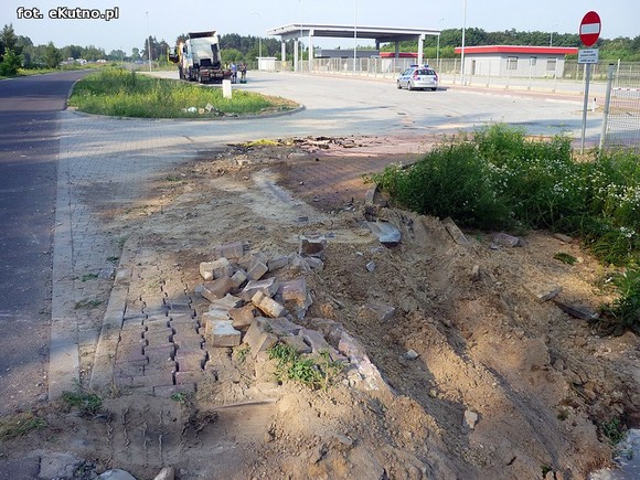 TIR skosił hydrant na ul. Wschodniej. Hoop nie ma wody