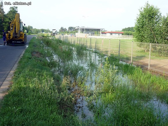 TIR skosił hydrant na ul. Wschodniej. Hoop nie ma wody