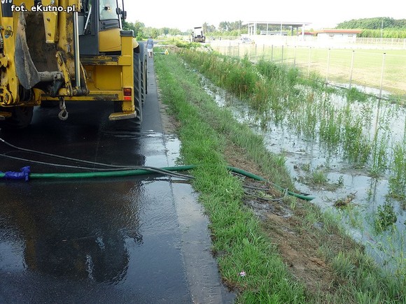 TIR skosił hydrant na ul. Wschodniej. Hoop nie ma wody