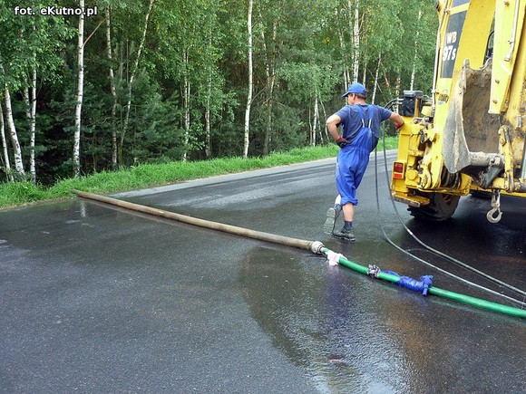 TIR skosił hydrant na ul. Wschodniej. Hoop nie ma wody