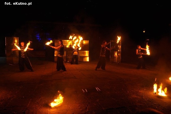 Pod patronatem eKutno.pl: Fireshow na wysokim poziomie. Kutnowski Festiwal Ognia zakończony