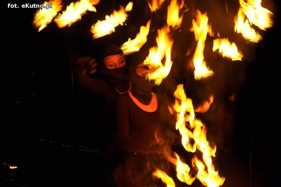 Pod patronatem eKutno.pl: Fireshow na wysokim poziomie. Kutnowski Festiwal Ognia zakończony