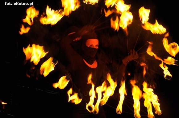 Pod patronatem eKutno.pl: Fireshow na wysokim poziomie. Kutnowski Festiwal Ognia zakończony