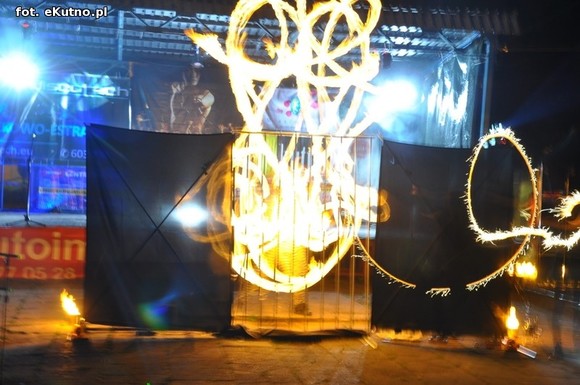 Pod patronatem eKutno.pl: Fireshow na wysokim poziomie. Kutnowski Festiwal Ognia zakończony