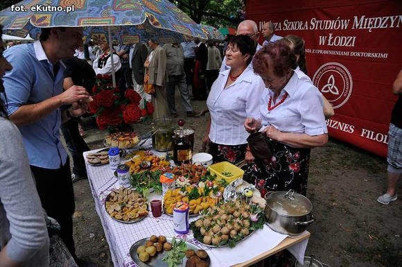 Nie zapominają o korzeniach polskiej kultury. Ludowa zabawa w parku Traugutta
