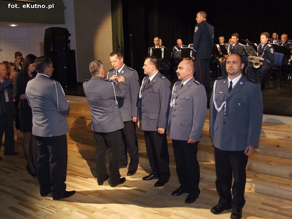 W Polsce walczą ze złem, a na Ukrainie... dobrze grają jazz. Święto Policji w Kutnie