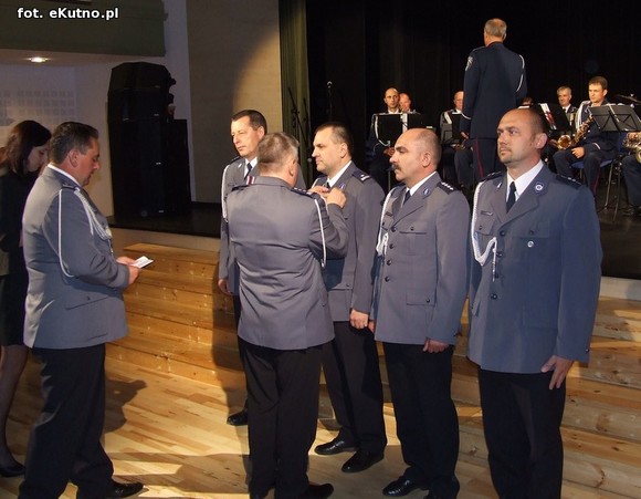 W Polsce walczą ze złem, a na Ukrainie... dobrze grają jazz. Święto Policji w Kutnie