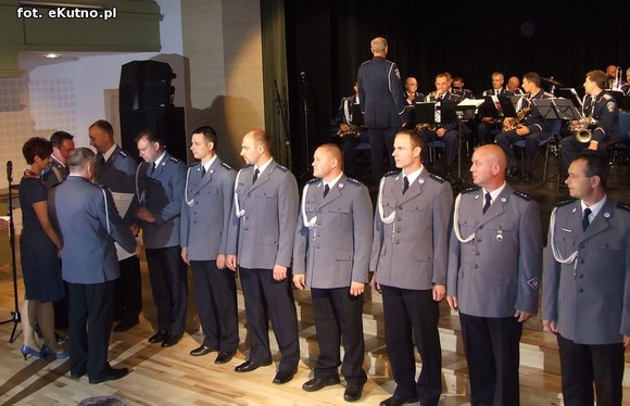 W Polsce walczą ze złem, a na Ukrainie... dobrze grają jazz. Święto Policji w Kutnie