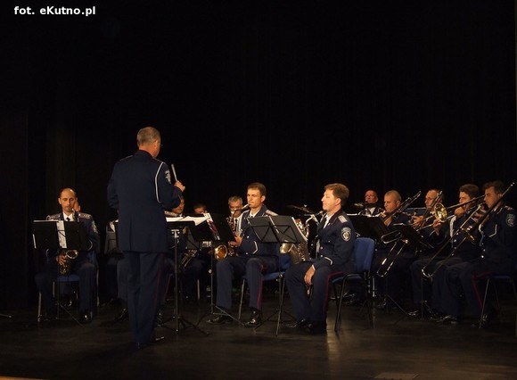 W Polsce walczą ze złem, a na Ukrainie... dobrze grają jazz. Święto Policji w Kutnie