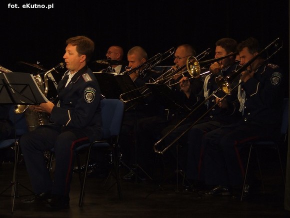W Polsce walczą ze złem, a na Ukrainie... dobrze grają jazz. Święto Policji w Kutnie