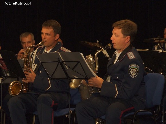 W Polsce walczą ze złem, a na Ukrainie... dobrze grają jazz. Święto Policji w Kutnie