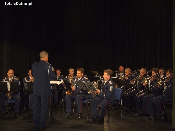W Polsce walczą ze złem, a na Ukrainie... dobrze grają jazz. Święto Policji w Kutnie