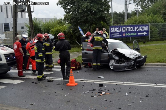 Wypadek drogowy. Skrzyżowanie ulic Holenderskiej i Józefów zablokowane