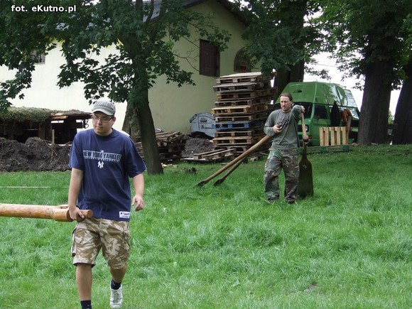 Przygotowania do Odysei Historycznej trwają. Plac Piłsudskiego zapełnia się kramami i dioramami