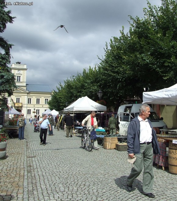 Przygotowania do Odysei Historycznej trwają. Plac Piłsudskiego zapełnia się kramami i dioramami