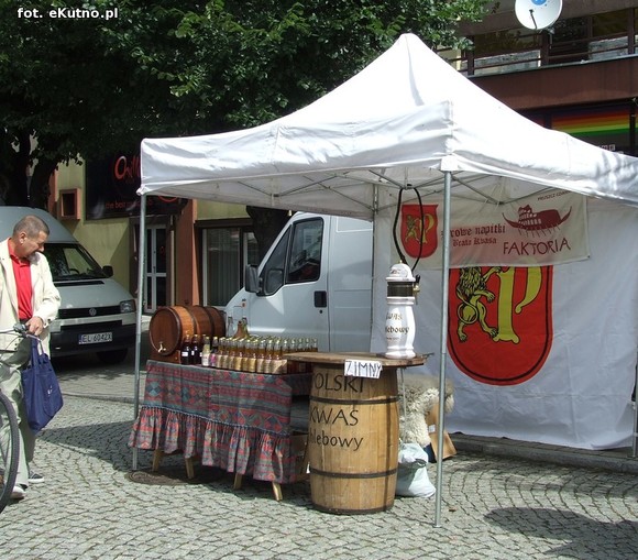 Przygotowania do Odysei Historycznej trwają. Plac Piłsudskiego zapełnia się kramami i dioramami