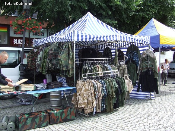 Przygotowania do Odysei Historycznej trwają. Plac Piłsudskiego zapełnia się kramami i dioramami