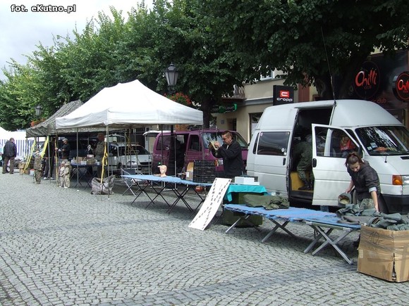 Przygotowania do Odysei Historycznej trwają. Plac Piłsudskiego zapełnia się kramami i dioramami