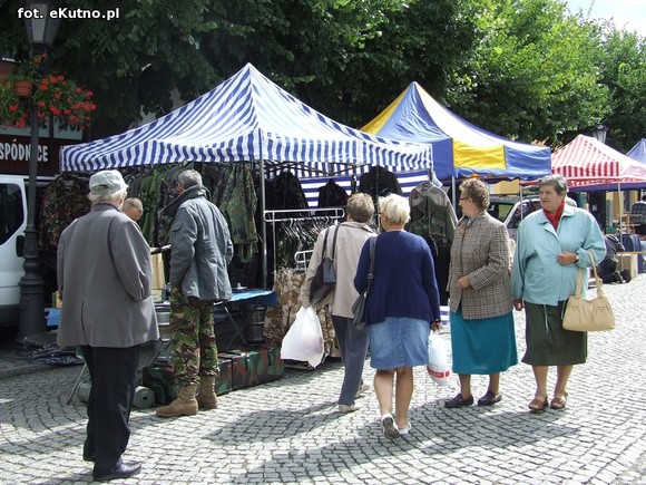 Przygotowania do Odysei Historycznej trwają. Plac Piłsudskiego zapełnia się kramami i dioramami