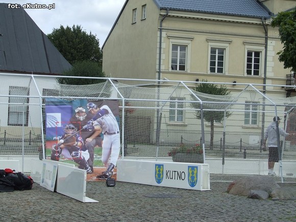 Przygotowania do Odysei Historycznej trwają. Plac Piłsudskiego zapełnia się kramami i dioramami
