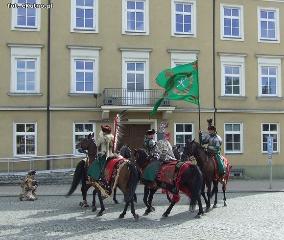Na placu lekcja żywej historii. Oczy dookoła głowy