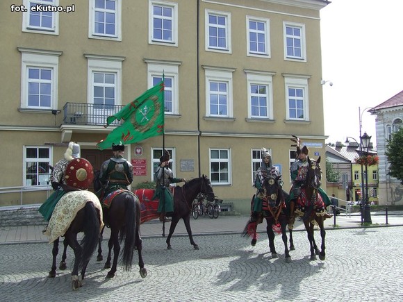 Na placu lekcja żywej historii. Oczy dookoła głowy