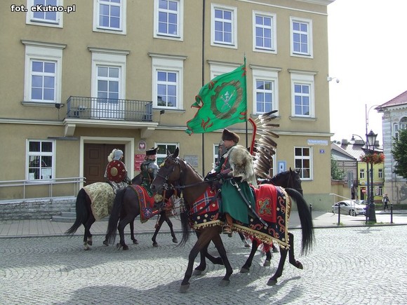 Na placu lekcja żywej historii. Oczy dookoła głowy