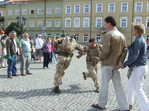 Na placu lekcja żywej historii. Oczy dookoła głowy