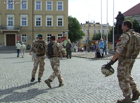 Na placu lekcja żywej historii. Oczy dookoła głowy