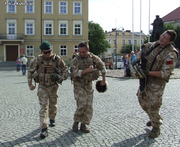 Na placu lekcja żywej historii. Oczy dookoła głowy