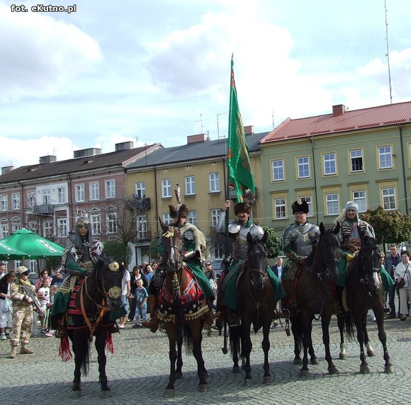 Na placu lekcja żywej historii. Oczy dookoła głowy