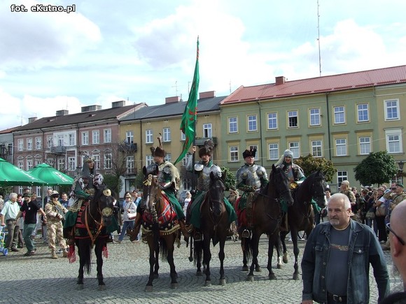 Na placu lekcja żywej historii. Oczy dookoła głowy