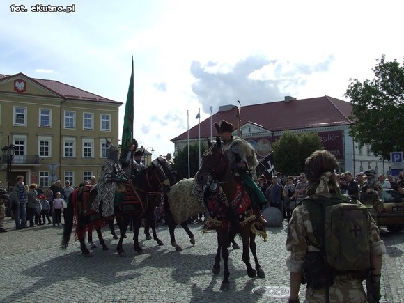 Na placu lekcja żywej historii. Oczy dookoła głowy