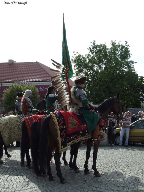 Na placu lekcja żywej historii. Oczy dookoła głowy