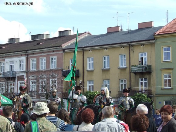 Na placu lekcja żywej historii. Oczy dookoła głowy