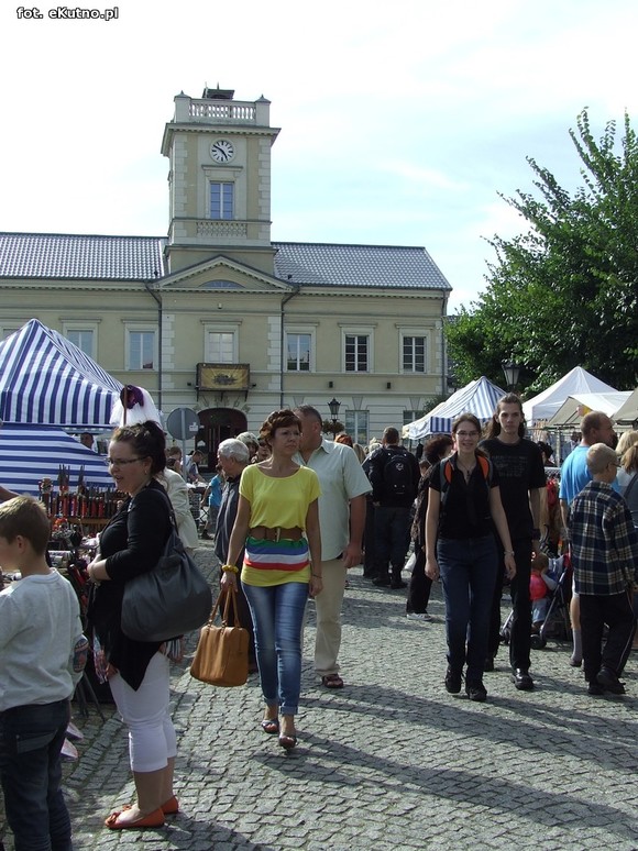 Na placu lekcja żywej historii. Oczy dookoła głowy