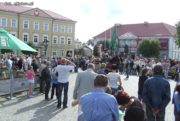 Na placu lekcja żywej historii. Oczy dookoła głowy