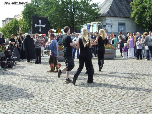 Na placu lekcja żywej historii. Oczy dookoła głowy