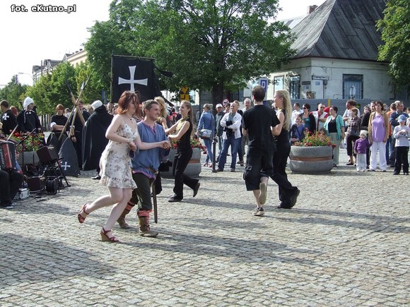 Na placu lekcja żywej historii. Oczy dookoła głowy