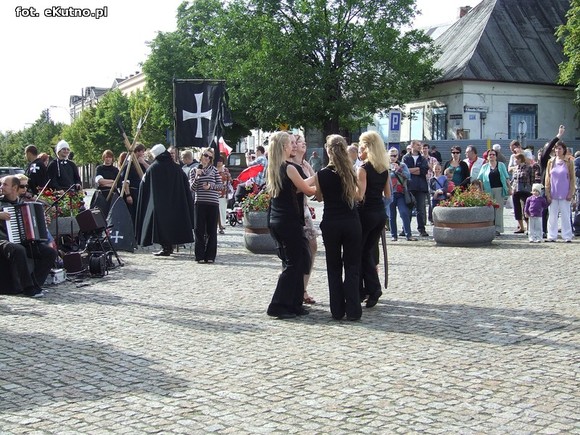 Na placu lekcja żywej historii. Oczy dookoła głowy